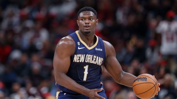 Zion Williamson dribbles the ball.